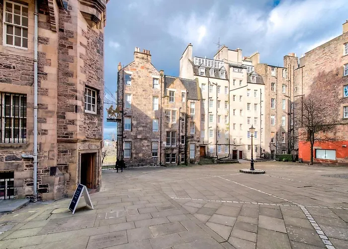 Modern Royal Mile 2 Bed Flat - Pass The Keys