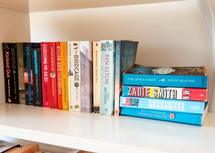 Modern Royal Mile 2 Bed Flat - Pass The Keys Edimburgo