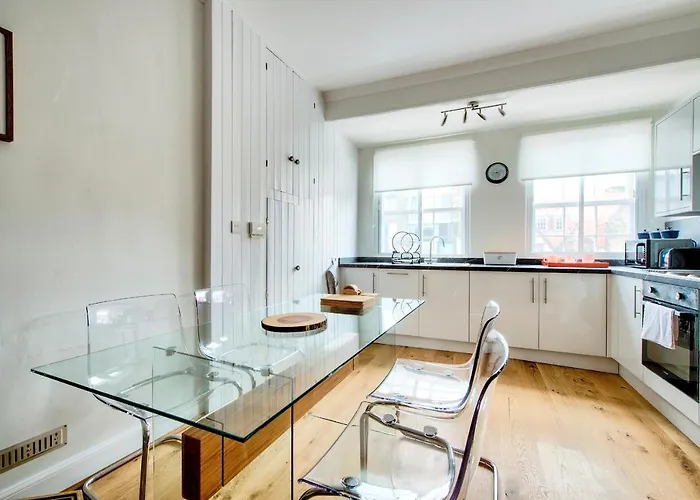 Modern Royal Mile 2 Bed Flat - Pass The Keys Edynburg