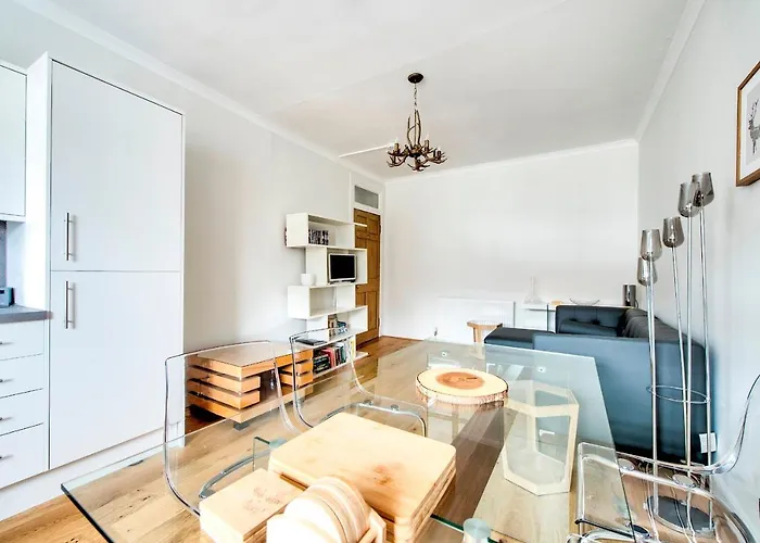 Modern Royal Mile 2 Bed Flat - Pass The Keys