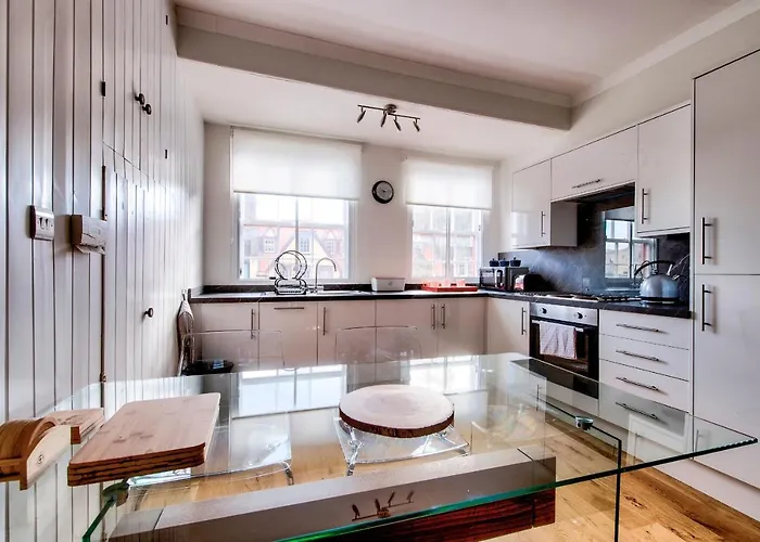 Modern Royal Mile 2 Bed Flat - Pass The Keys Edynburg