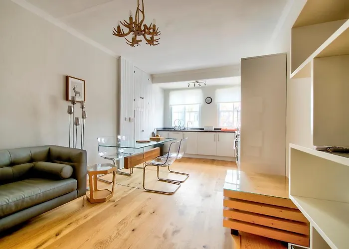 Modern Royal Mile 2 Bed Flat - Pass The Keys *