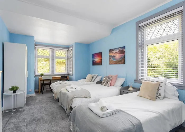 Dom wakacyjny Lovely 3bed House-private Parking