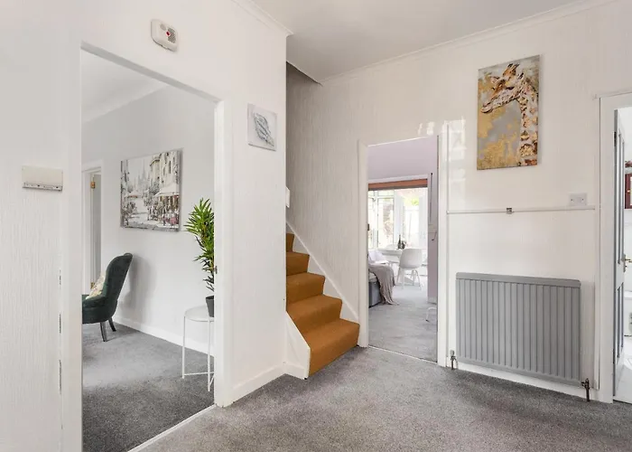 Dom wakacyjny Lovely 3bed House-private Parking *