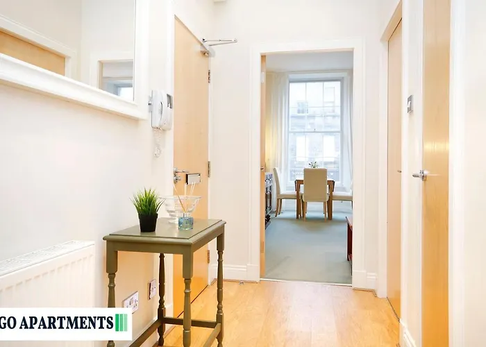 Large 2 Bed Centre - Free Parking *