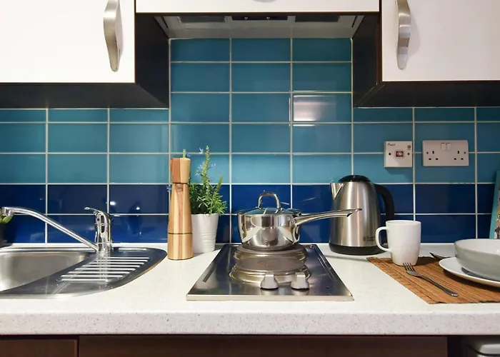 And Ensuite Bedrooms With Shared Kitchen At Fountainbridge In דירה *