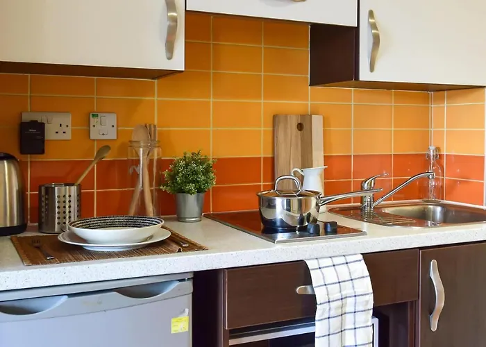 And Ensuite Bedrooms With Shared Kitchen At Fountainbridge In דירה *