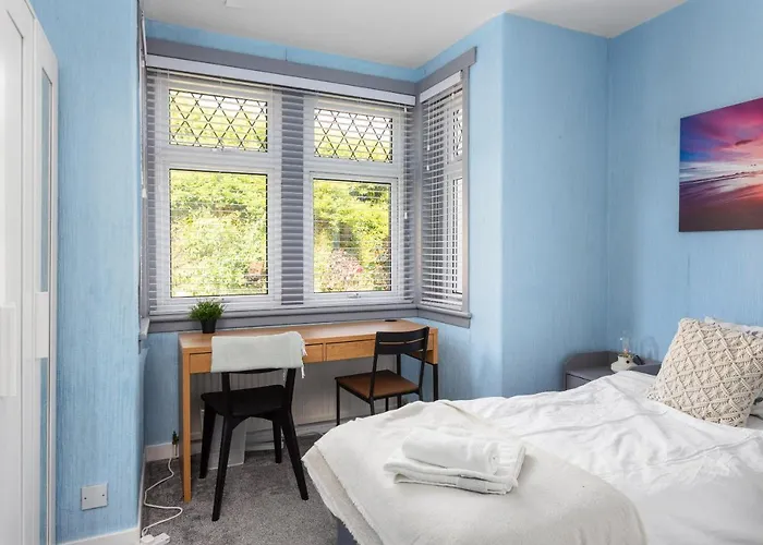 Lovely 3bed House-private Parking Dom wakacyjny *