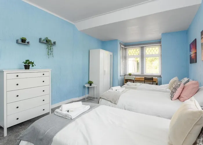 Lovely 3bed House-private Parking Dom wakacyjny