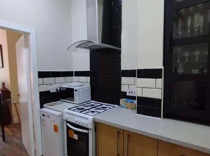 2 Bedrooms Flat Central Edinburgh, Sleeps 6, In The Shadow Of Holyrood Park And Arthur's Seat With Free Parking, Two Bed Apartment Edinburgh