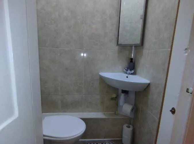 Park View Apartments: Central 2-bedroom With Free Parking *