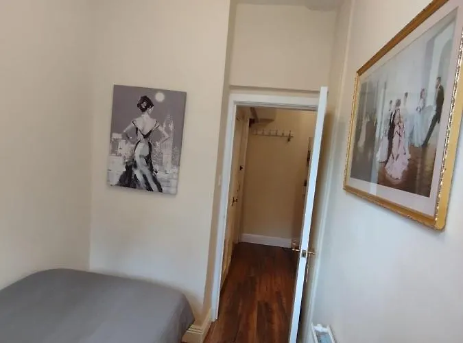 Apartmán 2 Bedrooms Flat Central Edinburgh, Sleeps 6, In The Shadow Of Holyrood Park And Arthur's Seat With Free Parking, Two Bed Edinburgh