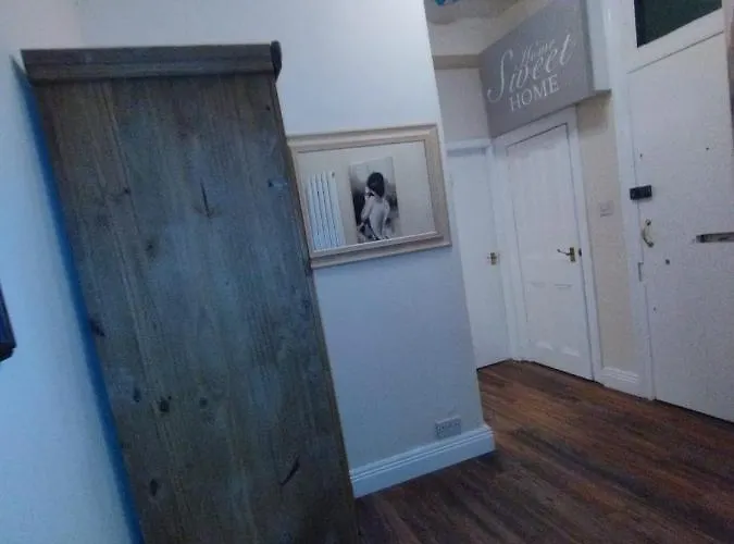 2 Bedrooms Flat Central Edinburgh, Sleeps 6, In The Shadow Of Holyrood Park And Arthur's Seat With Free Parking, Two Bed Apartment Edinburgh