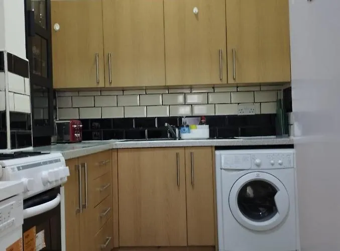 Park View Apartments: Central 2-bedroom With Free Parking Apartment *