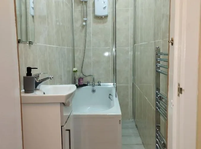 Park View Apartments: Central 2-bedroom With Free Parking Apartment