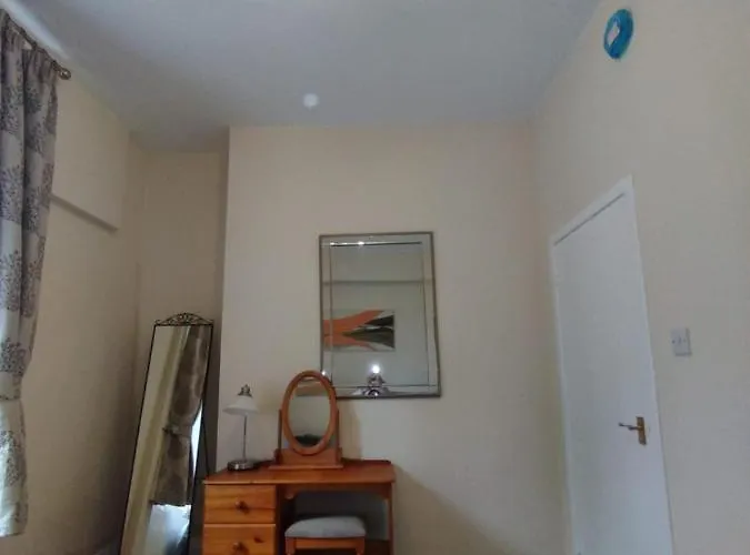 Park View Apartments: Central 2-bedroom With Free Parking Apartment *