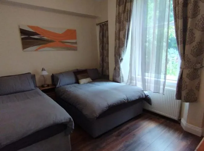 2 Bedrooms Flat Central Edinburgh, Sleeps 6, In The Shadow Of Holyrood Park And Arthur's Seat With Free Parking, Two Bed * Edinburgh