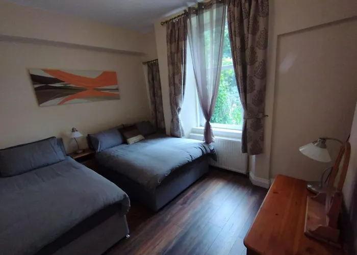 2 Bedrooms Flat Central Edinburgh, Sleeps 6, In The Shadow Of Holyrood Park And Arthur's Seat With Free Parking, Two Bed Edinburgh