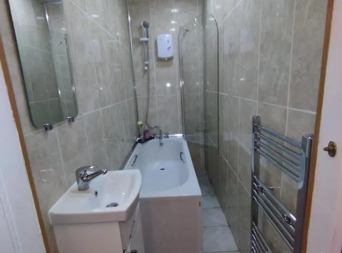 Park View Apartments: Central 2-bedroom With Free Parking Apartment