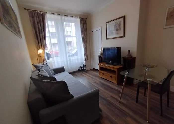 2 Bedrooms Flat Central Edinburgh, Sleeps 6, In The Shadow Of Holyrood Park And Arthur's Seat With Free Parking, Two Bed