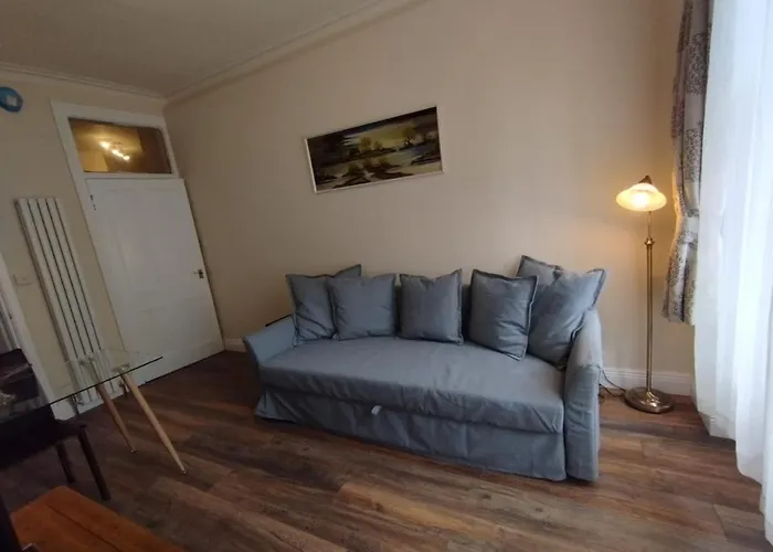 2 Bedrooms Flat Central Edinburgh, Sleeps 6, In The Shadow Of Holyrood Park And Arthur's Seat With Free Parking, Two Bed * Edinburgh