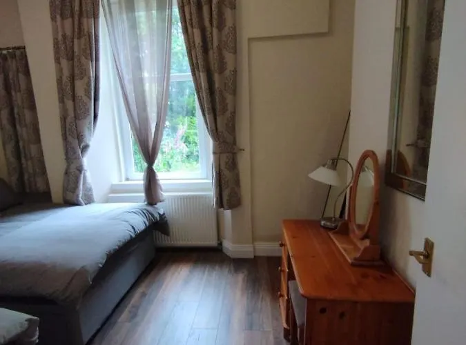 Park View Apartments: Central 2-bedroom With Free Parking Apartment *