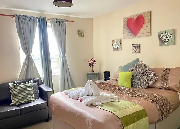 Rum i privatbostad Lovely Double With Private Bathroom And Double With Shared Toilet & Parking Free Edinburg