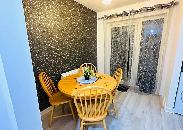 Modern 3 Bed With Free Parking And Garden Close To Center And Airport Villa Edinburgh