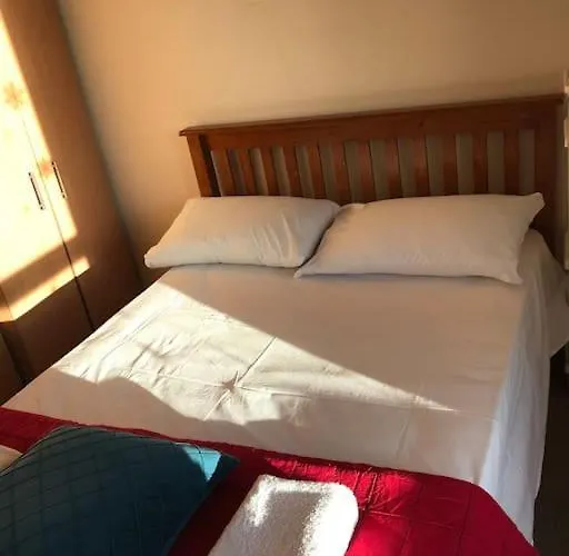 3 Bedrooms In Blackwood Crescent דירה