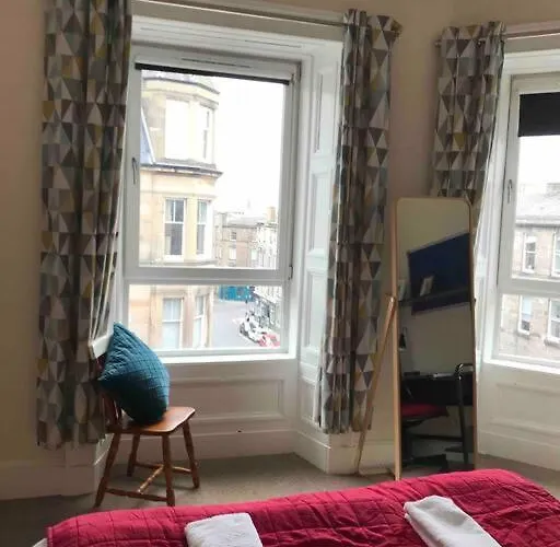 3 Bedrooms In Blackwood Crescent דירה