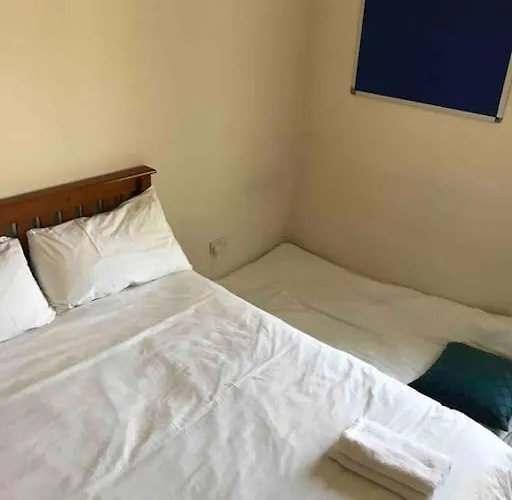 3 Bedrooms In Blackwood Crescent