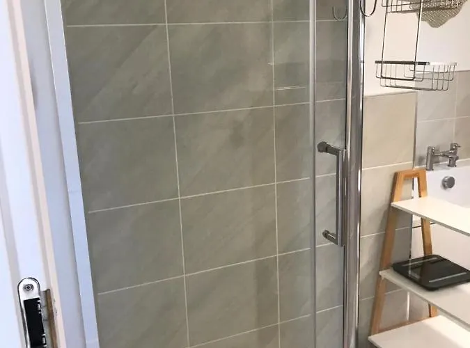 Large En Bedroom With One Double Bed No Breakfast Provided Πανσιόν 3*