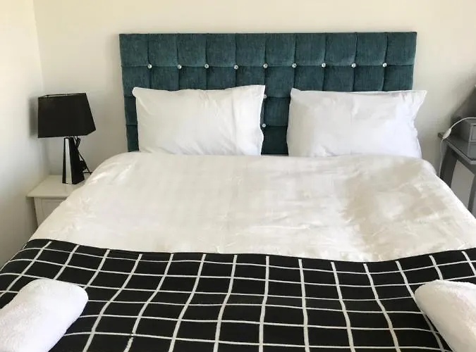 Large En Bedroom With One Double Bed No Breakfast Provided Πανσιόν 3*