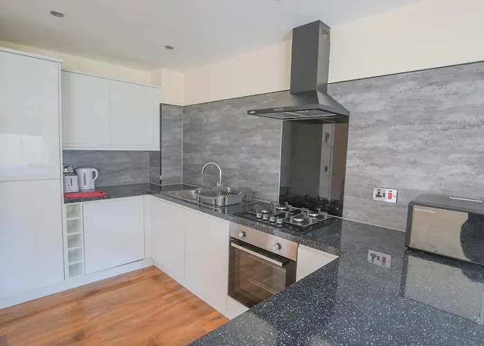 Stylish Modern Newly Built 15 Min From Centre