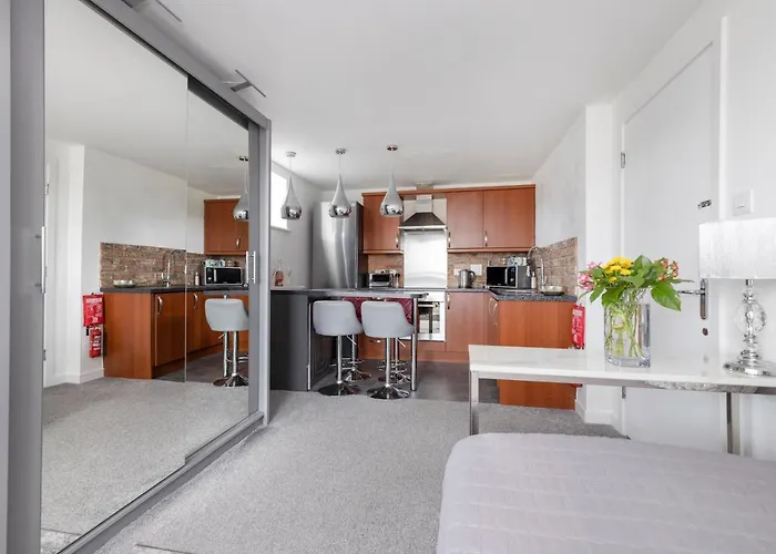 Joivy Elegant Flat With Balcony Edinburgh