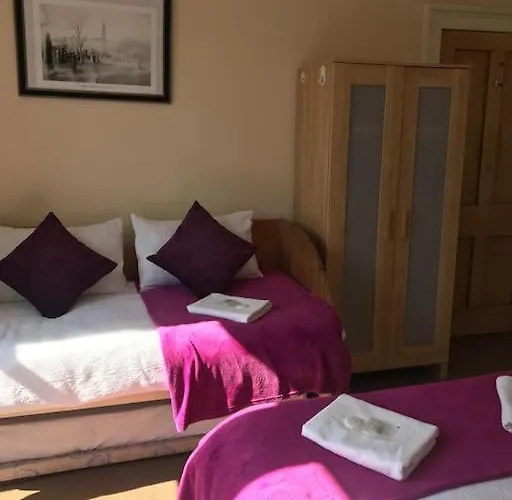 דירה 3 Bedrooms For Upto 6 *