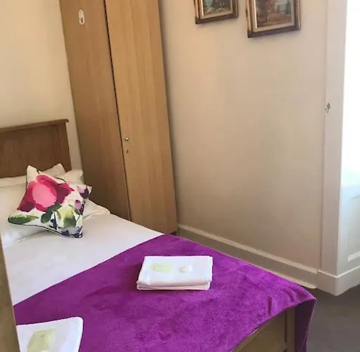 3 Bedrooms For Upto 6 דירה *