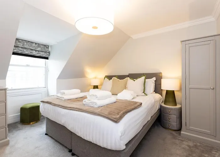 Righ - Luxurious Centre Three Bedroom