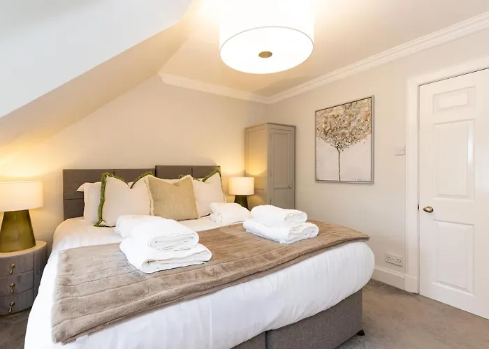 Righ - Luxurious Centre Three Bedroom Apartment *