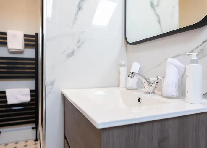 Righ - Luxurious Centre Three Bedroom