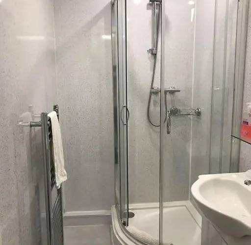 3 Bedrooms For Upto 6 דירה *