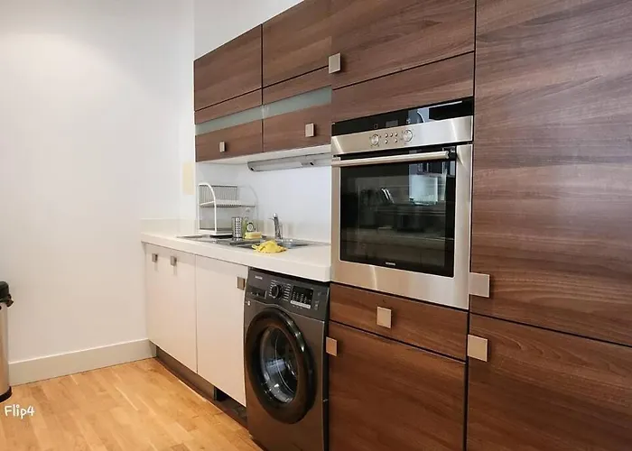 Apartment Spacious 2 Bedroom *