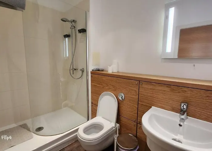 Apartment Spacious 2 Bedroom *