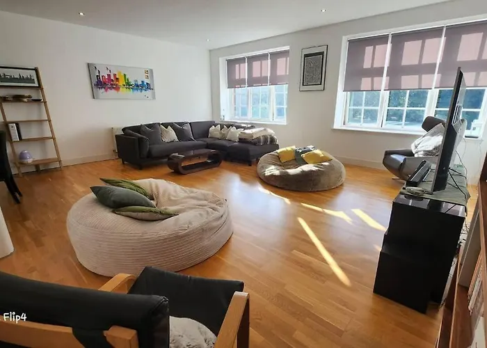 Spacious 2 Bedroom Apartment