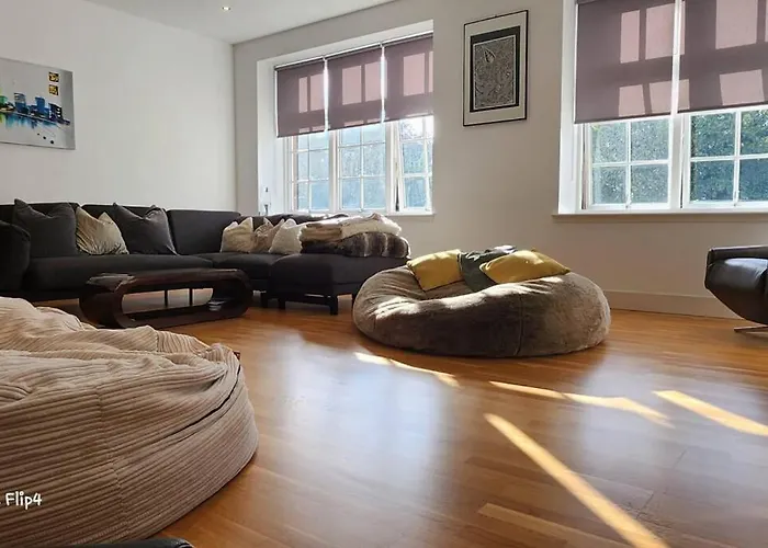 Apartment Spacious 2 Bedroom *