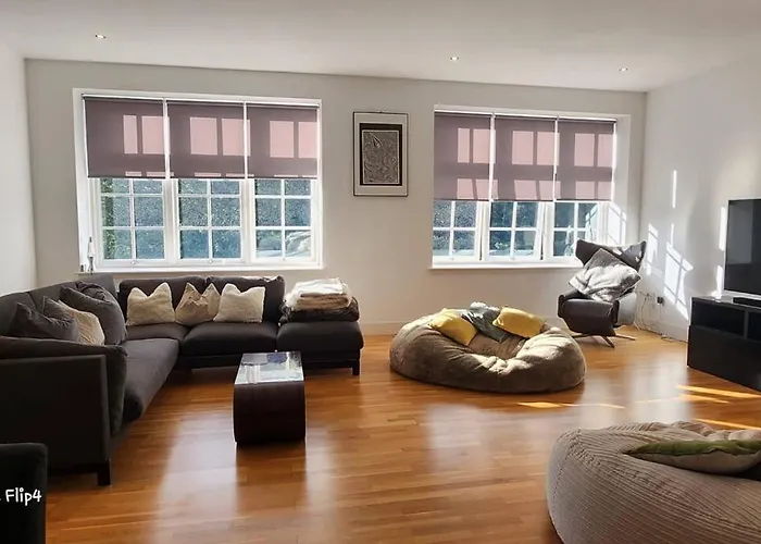 Spacious 2 Bedroom