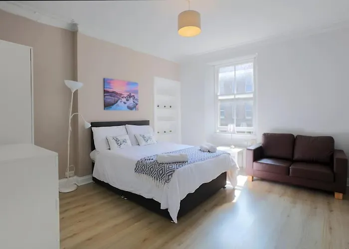 Cosy & Broughton 2br Near Centre