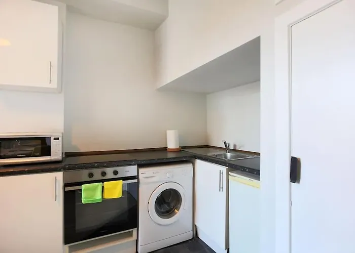 Cosy & Broughton 2br Near Centre شقة *