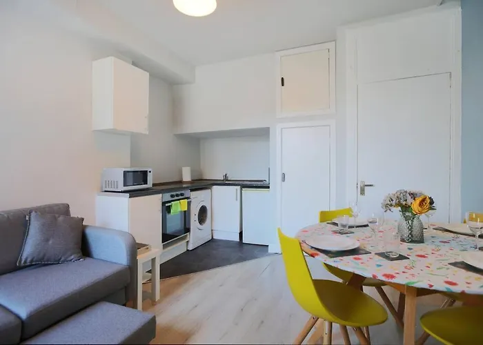 Cosy & Broughton 2br Near Centre