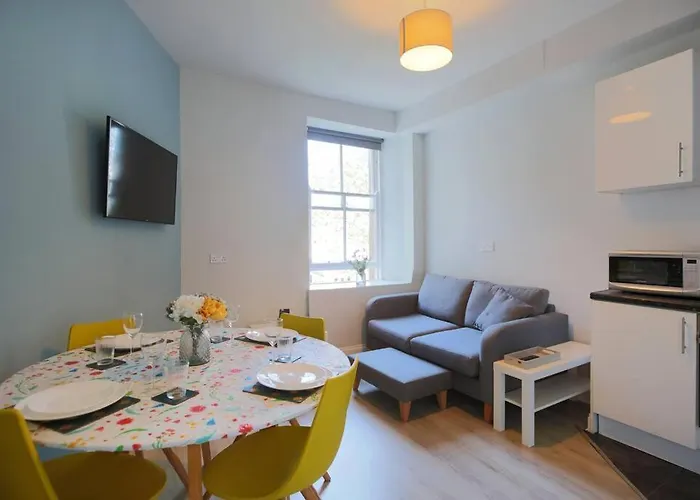 Cosy & Broughton 2br Near Centre شقة *